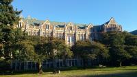 課餘時分，同學們會在華盛頓大學的教學樓外草坪上看書、曬太陽，或玩飛碟。